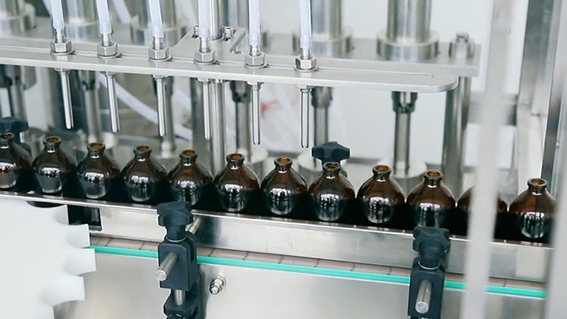哪些商品是由自动液体灌装机灌装的？ 
